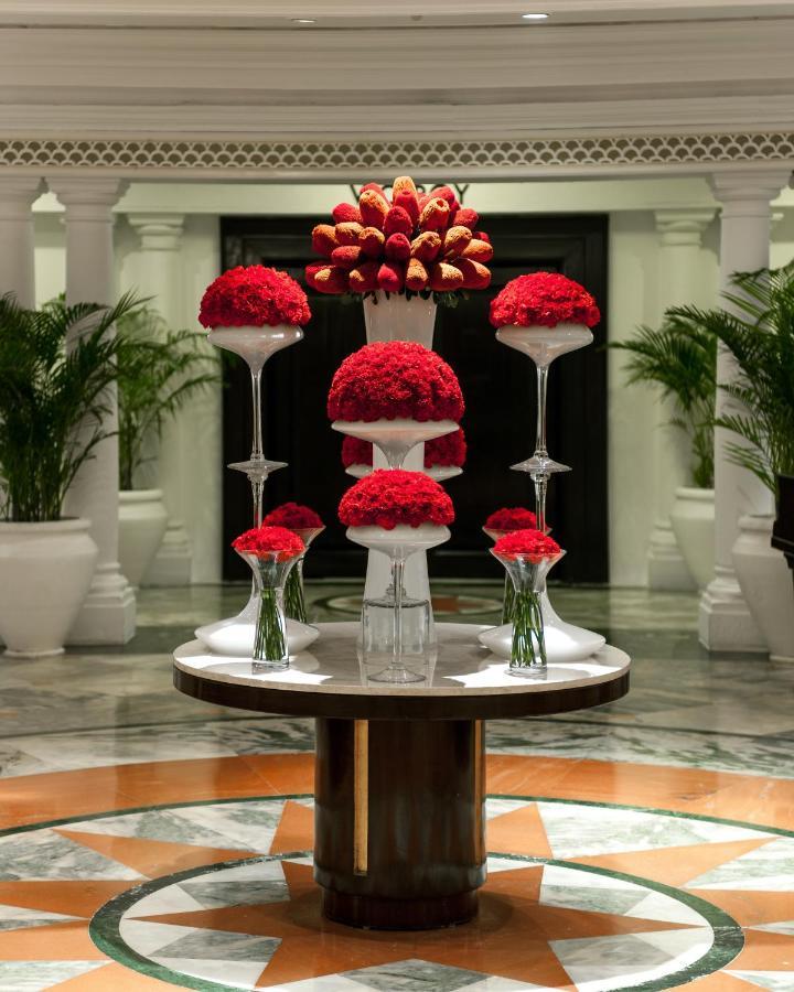 The Claridges New Delhi Hotel Bagian luar foto Flower arrangement at the Taj Mahal Palace, Mumbai