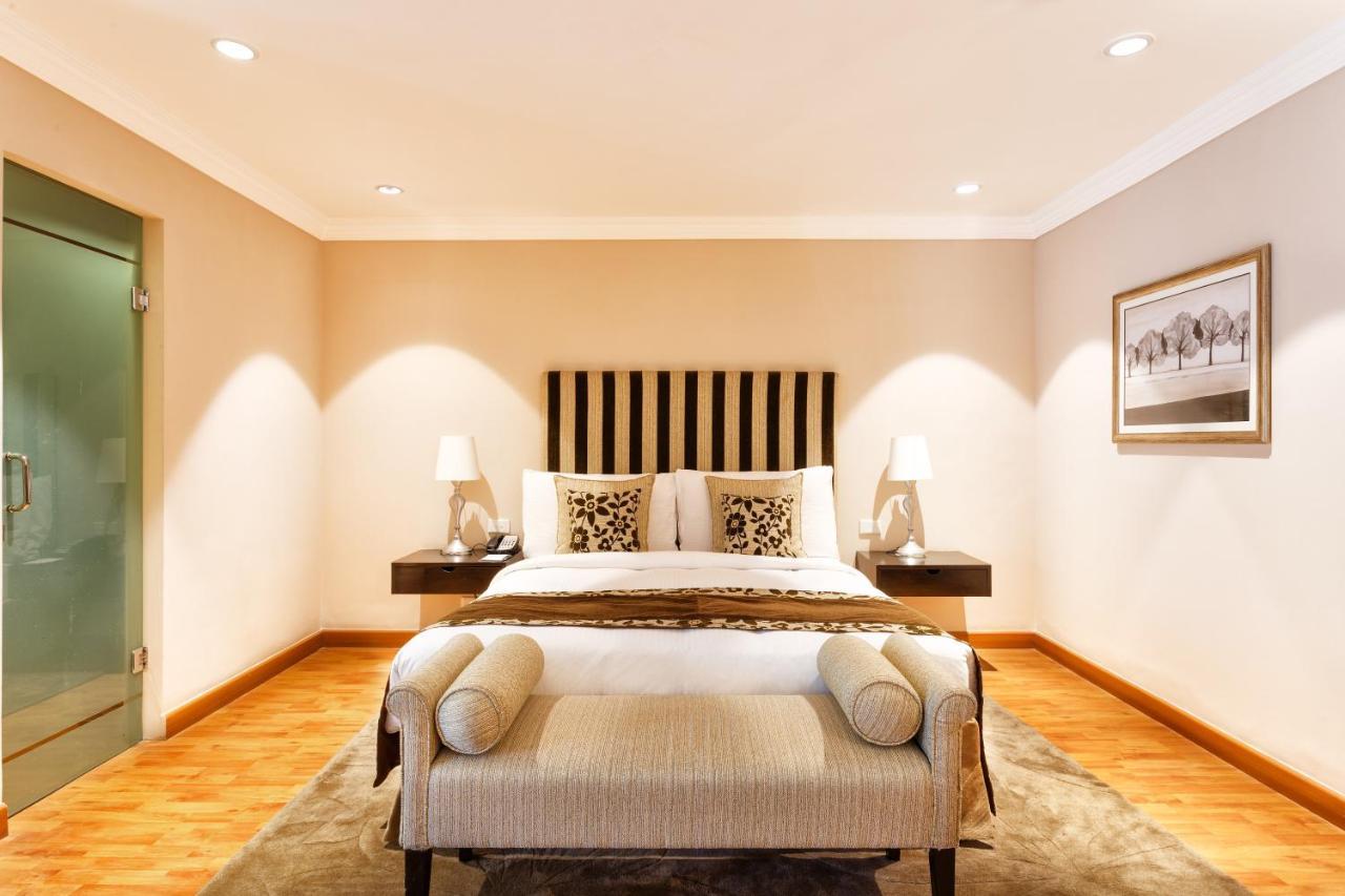 The Claridges New Delhi Hotel Bagian luar foto A bedroom at the Taj Mahal Palace