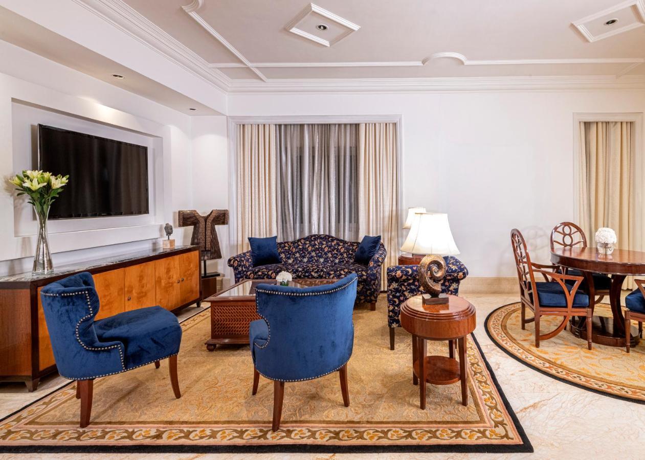 The Claridges New Delhi Hotel Bagian luar foto A living room in a hotel suite