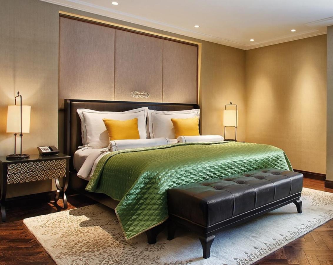 The Claridges New Delhi Hotel Bagian luar foto A bedroom at the Taj Mahal Palace