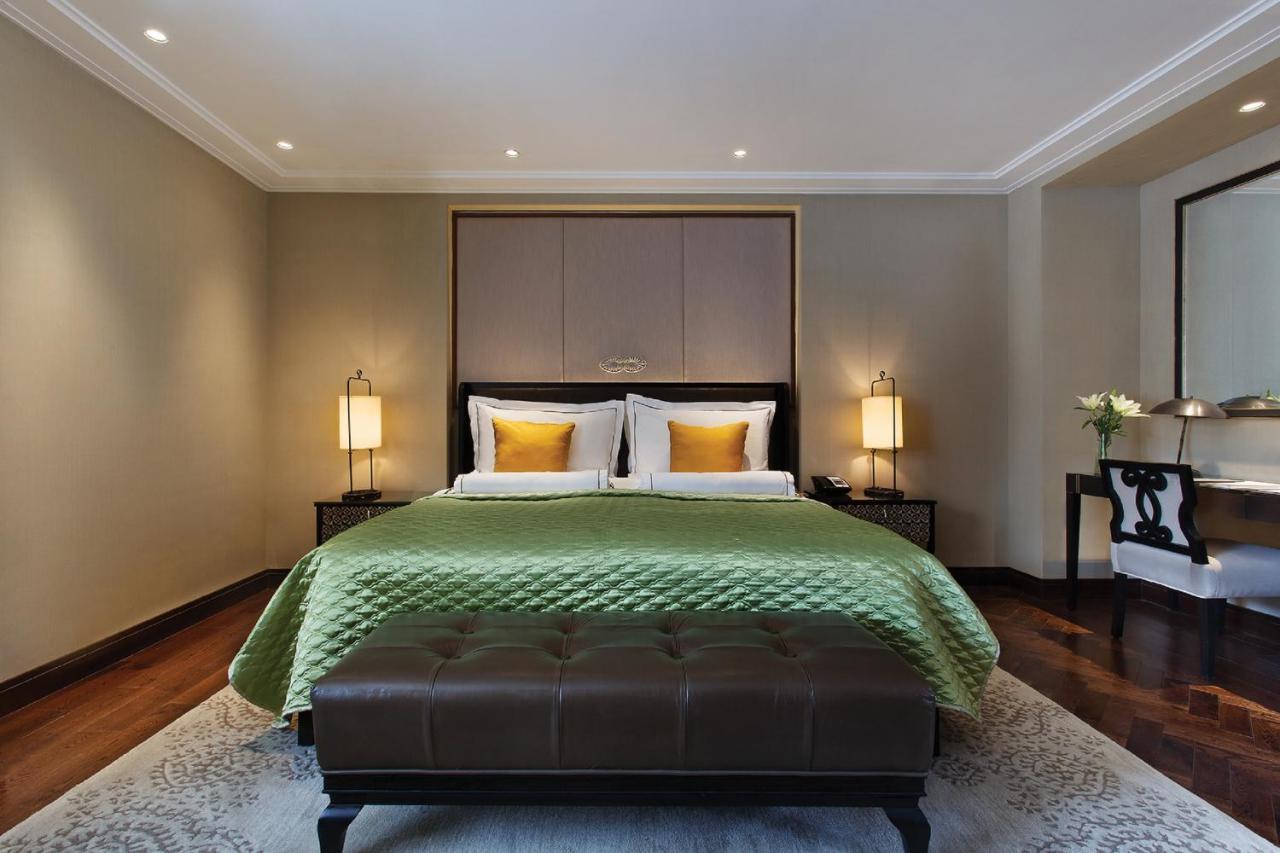 The Claridges New Delhi Hotel Bagian luar foto A bedroom at the Mandarin Oriental, London