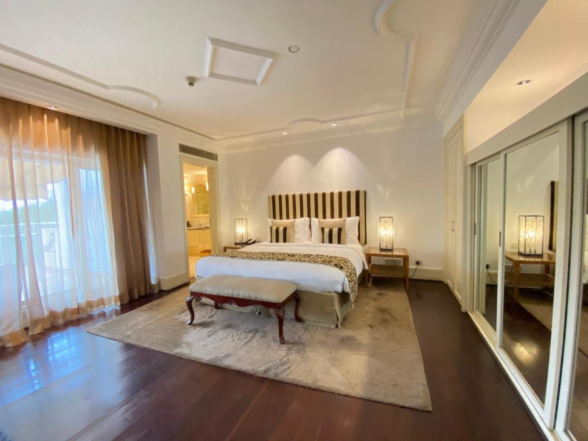 The Claridges New Delhi Hotel Bagian luar foto A bedroom at the Taj Bengal