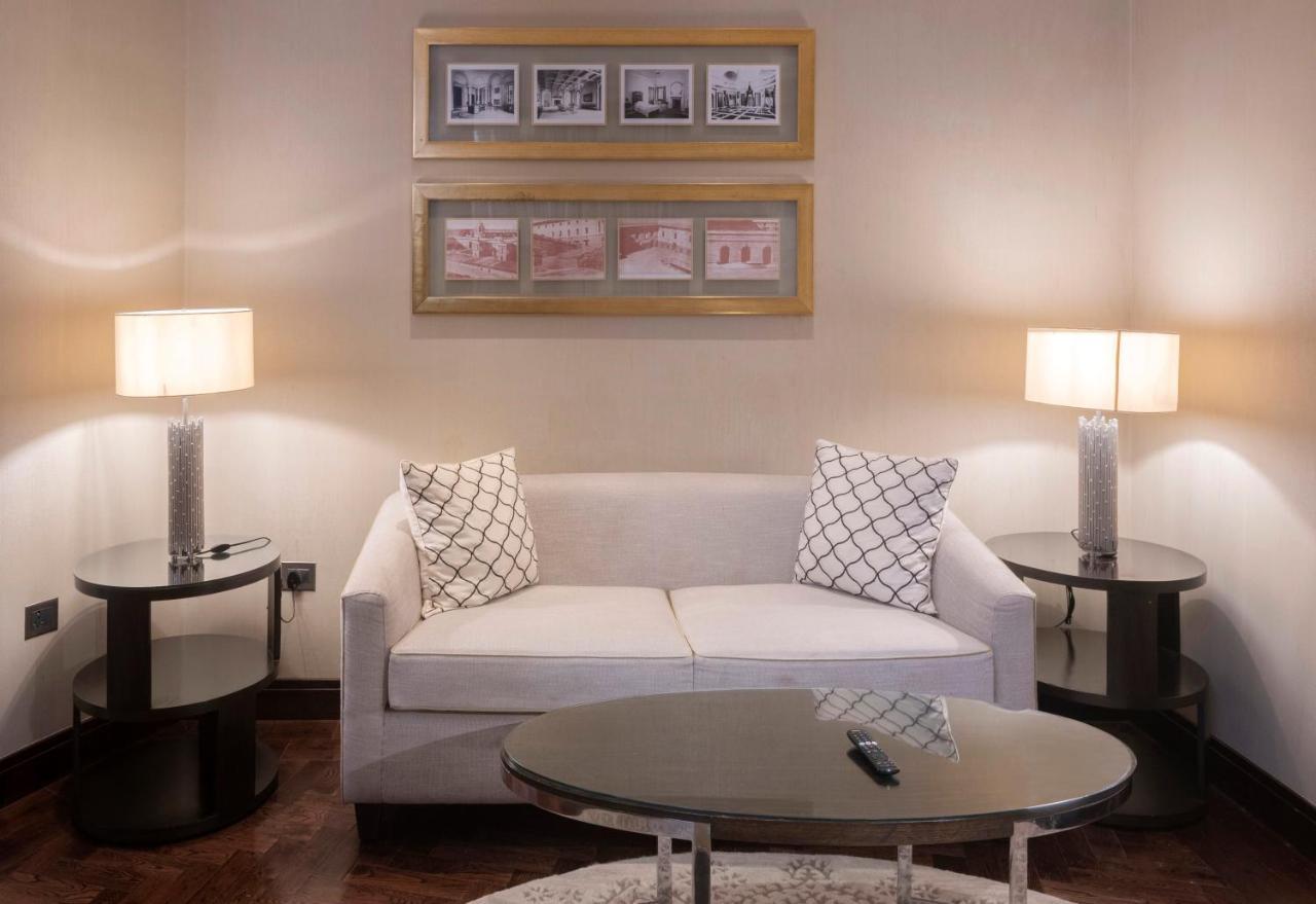 The Claridges New Delhi Hotel Bagian luar foto A living room with a sofa