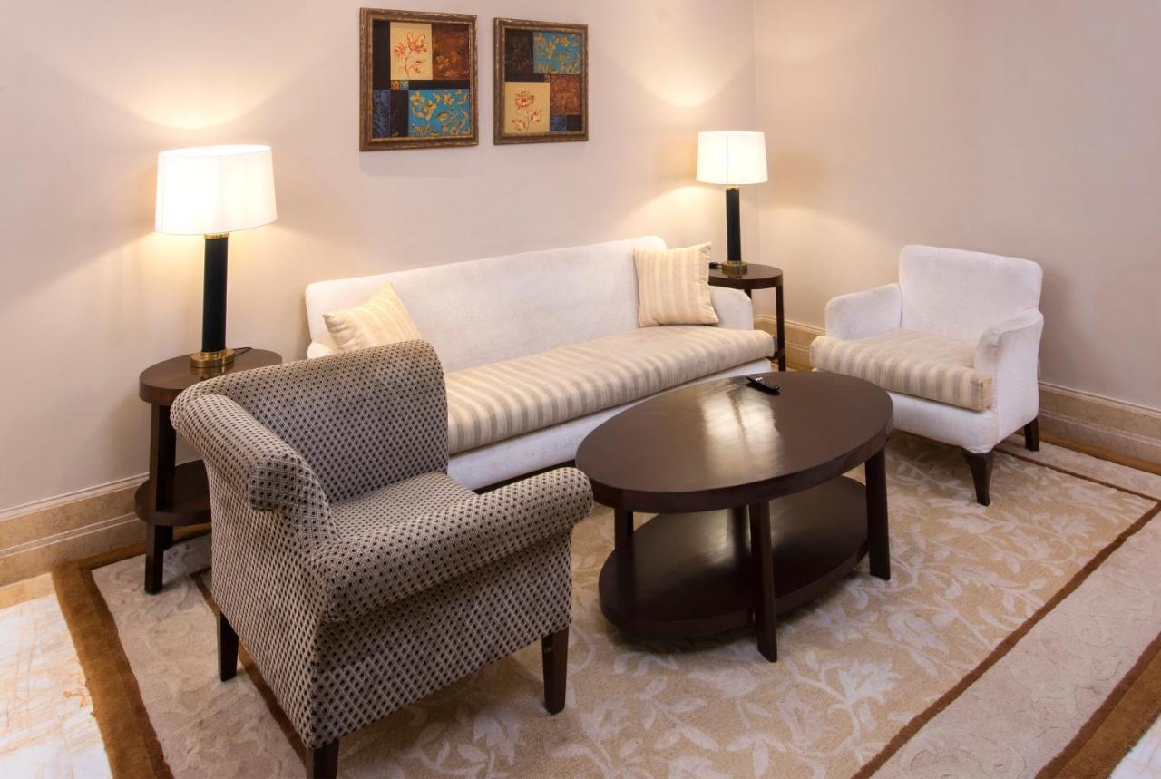 The Claridges New Delhi Hotel Bagian luar foto A living room