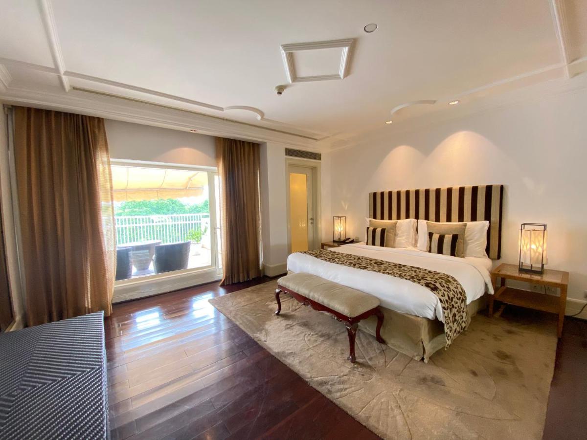 The Claridges New Delhi Hotel Bagian luar foto A bedroom at the Taj Mahal Palace