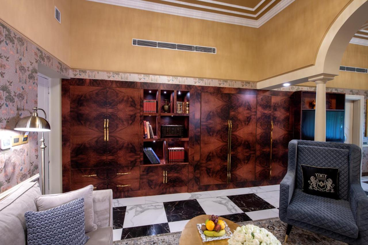 The Claridges New Delhi Hotel Bagian luar foto A living room in the hotel