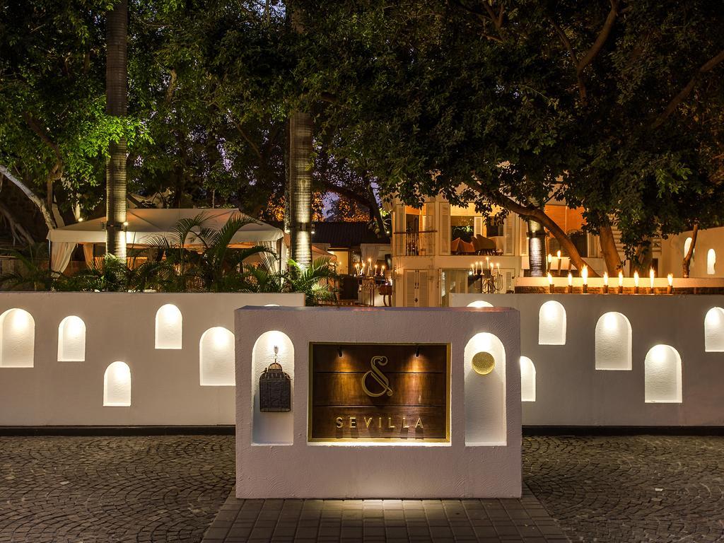 The Claridges New Delhi Hotel Bagian luar foto The entrance of the restaurant