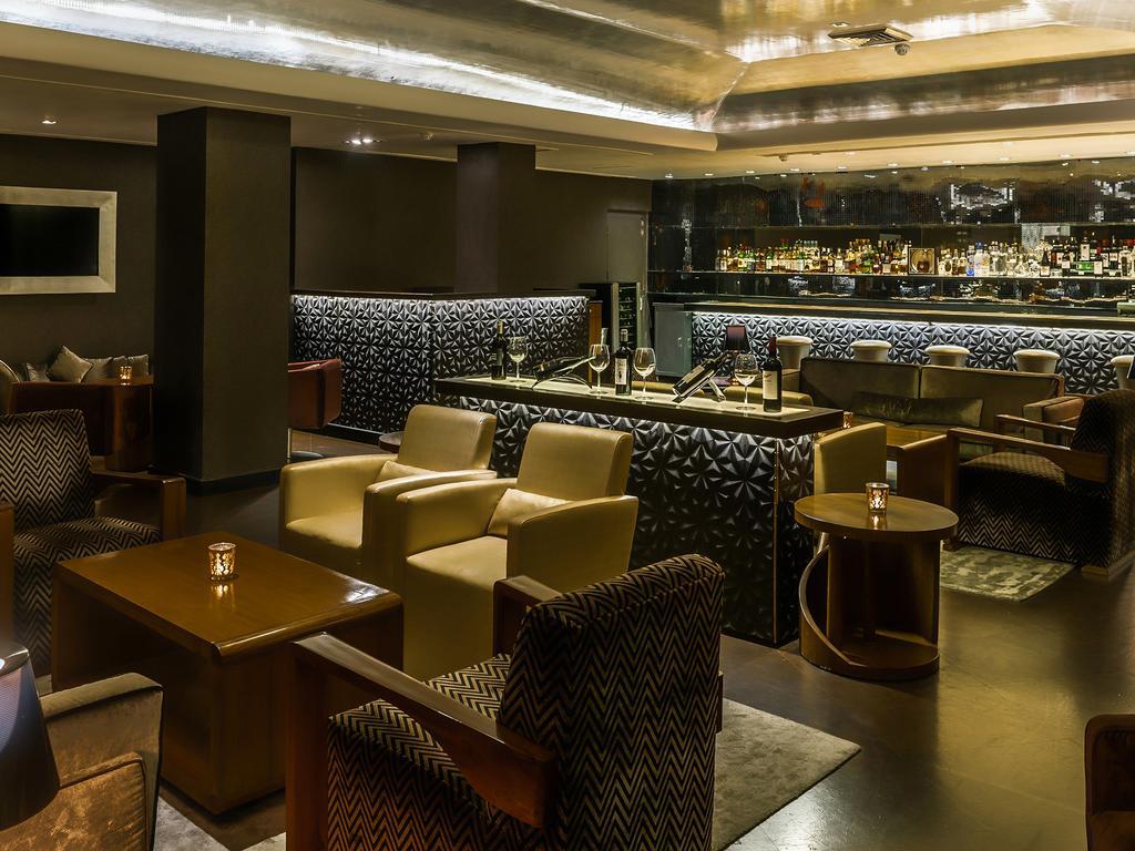 The Claridges New Delhi Hotel Bagian luar foto The bar at the Concourse Lounge