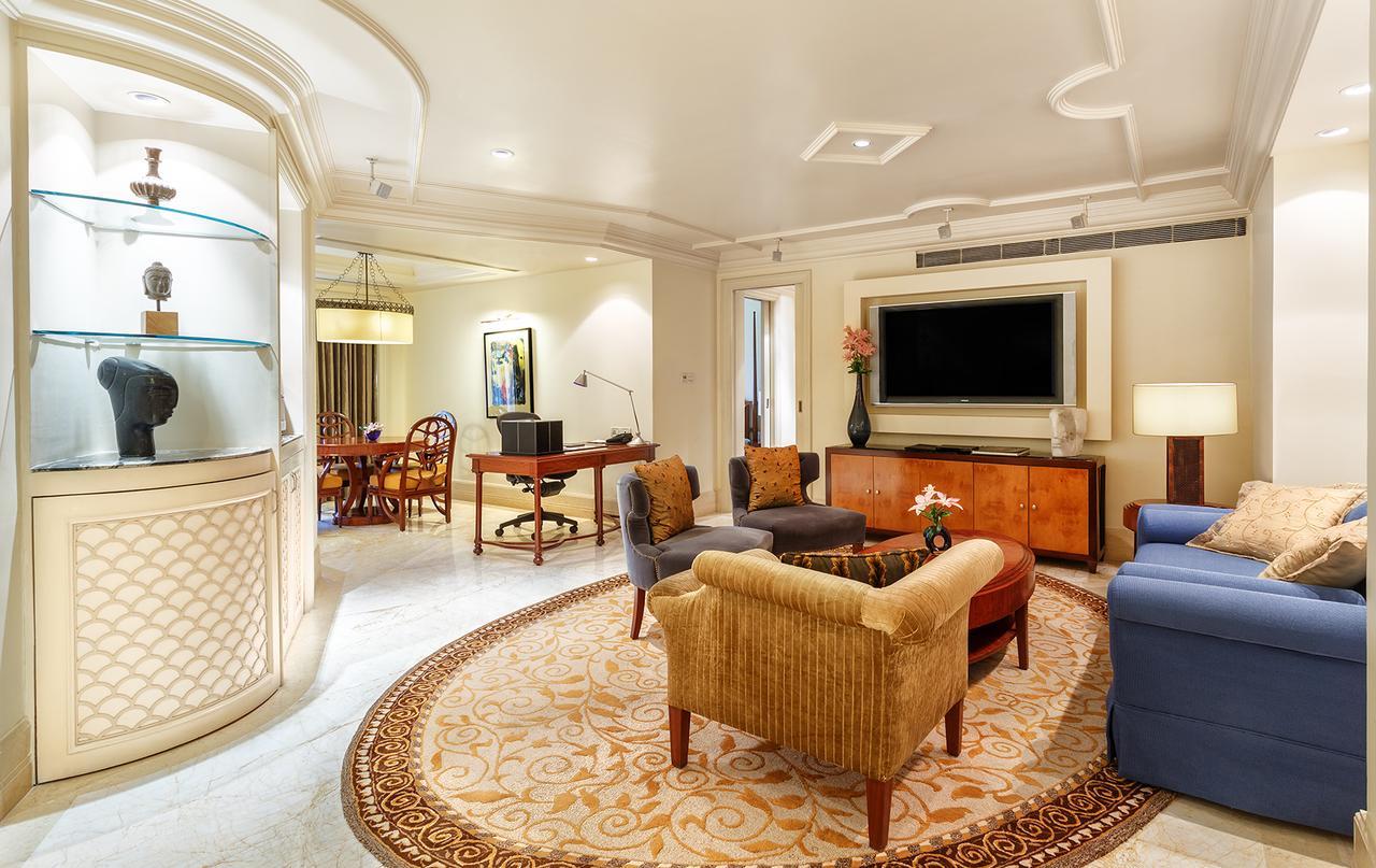 The Claridges New Delhi Hotel Bagian luar foto A living room in a suite at the Ritz-Carlton, Dubai