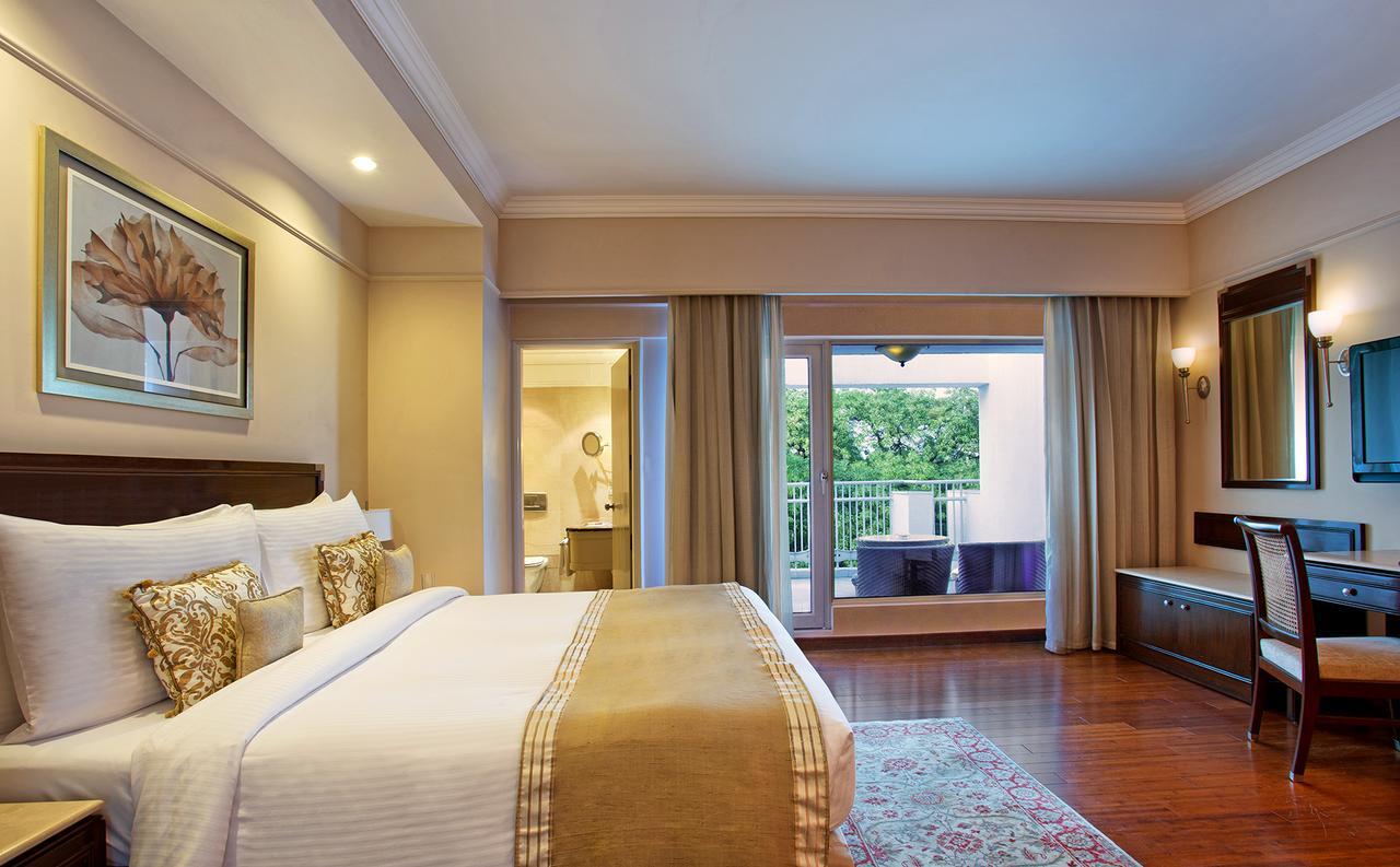 The Claridges New Delhi Hotel Bagian luar foto A room at the Taj Bengal