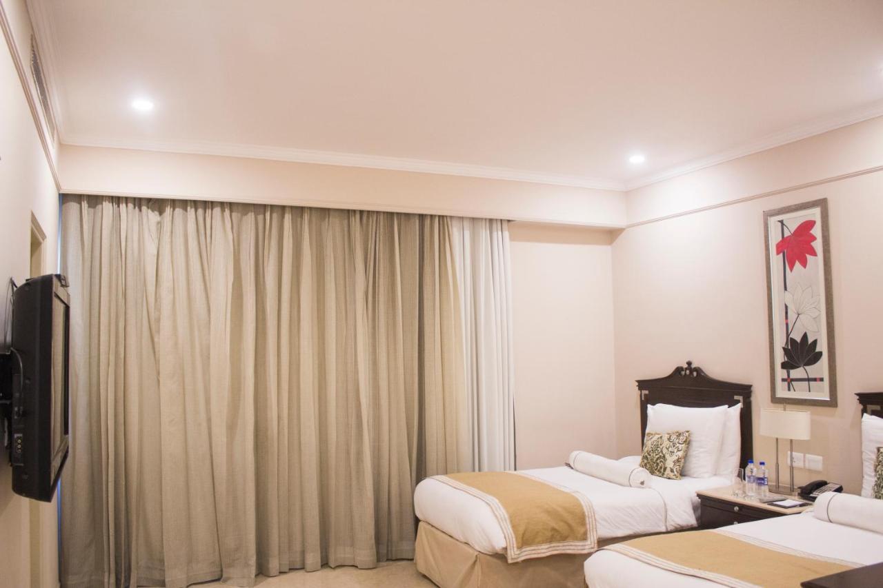 The Claridges New Delhi Hotel Bagian luar foto A room at the Taj Bengal