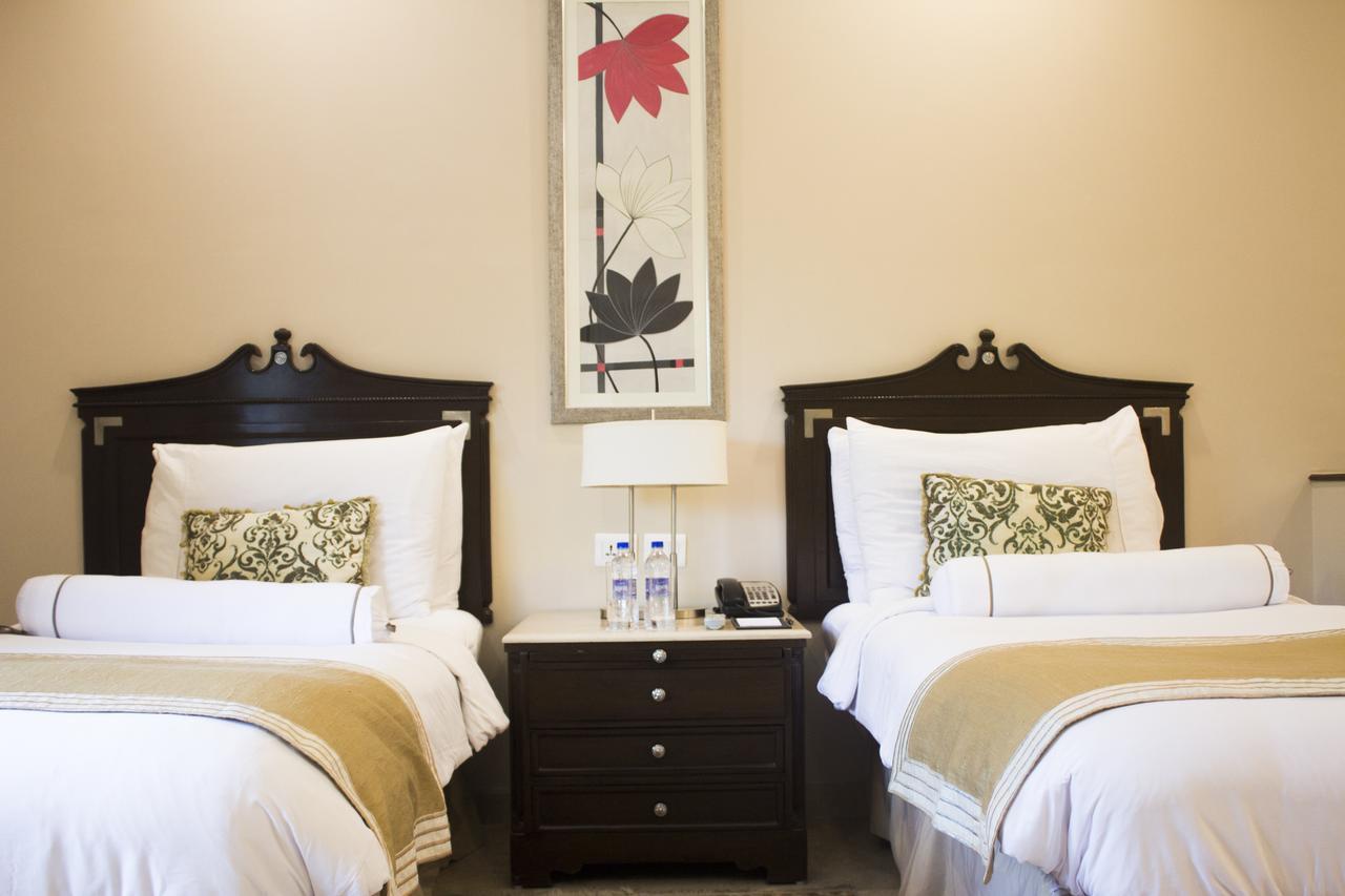 The Claridges New Delhi Hotel Bagian luar foto A room at the hotel